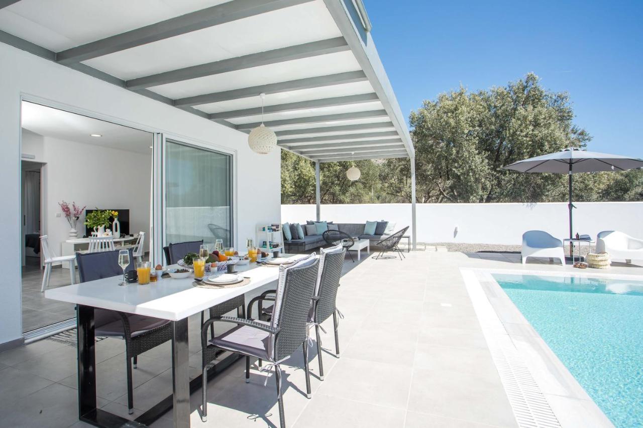 Villaphysis With Private Pool * Lardos